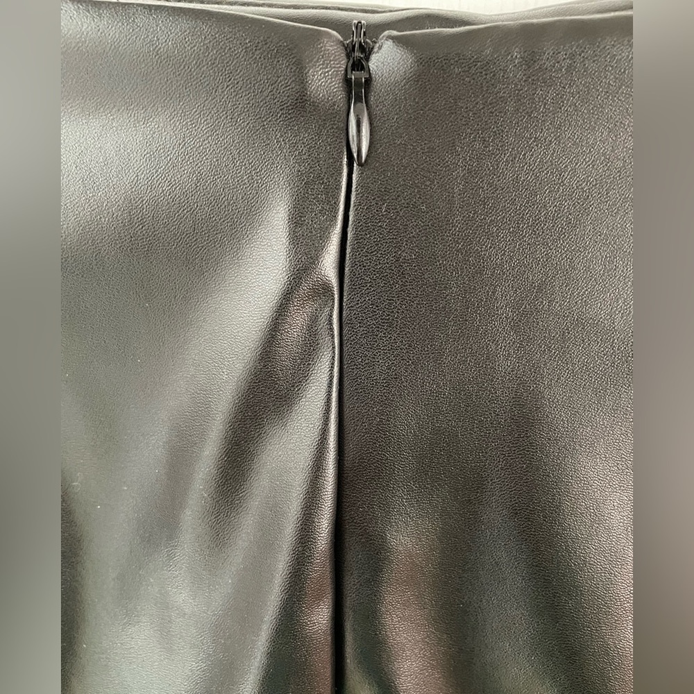 Aluna Levi Black Faux Leather Skirt. Zipper Closure in Back. Size L. New. - Picture 6 of 6